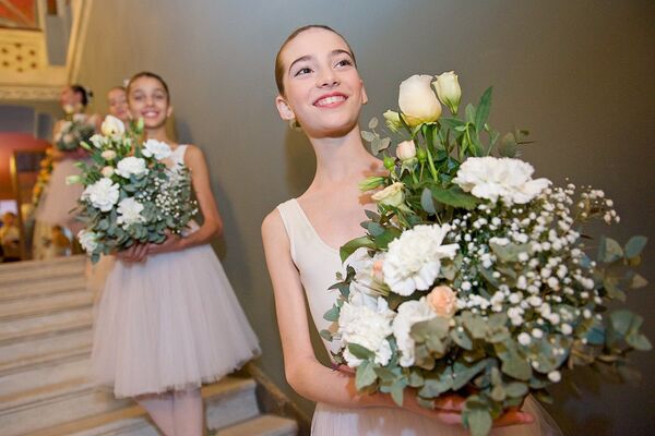 На ступенях Тбилисского театра оперы и балета гостей приветствовали маленькие балерины. - Sputnik Грузия