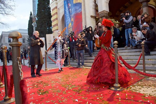 Актеры, одетые в старинную одежду приветствовали гостей на торжественной церемонии открытия Тбилисского театра оперы и балета. - Sputnik Грузия