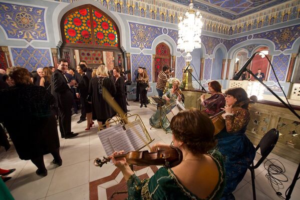 На приеме по случаю открытия Тбилисского оперного театра гостей встречал своей игрой струнный квартет. - Sputnik Грузия