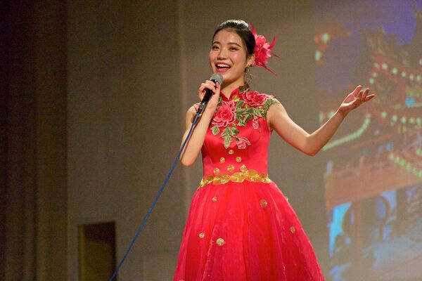 Студентка из Китая исполняет песню на вечере, посвященном празднованию китайского Нового года. - Sputnik Грузия