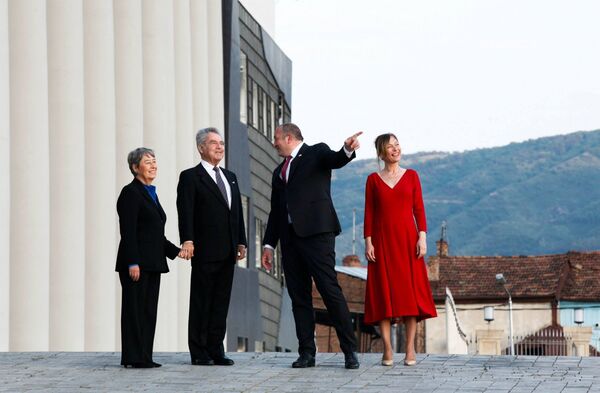 Георгий Маргвелашвили показывает президенту Австрии город Тбилиси с террасы президентского дворца. - Sputnik Грузия