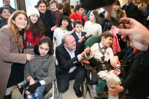 Георгий Маргвелашвили с детьми-инвалидами в президентском дворце во время празднования Нового года. - Sputnik Грузия