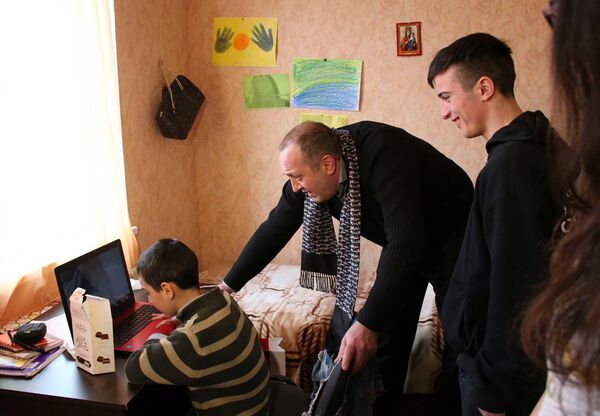 Президент Грузии Георгий Маргвелашвили с воспитанниками детского дома в одном из районов Грузии. - Sputnik Грузия