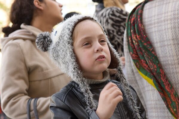 Девочка с синдромом Дауна на акции протеста у здания парламента Грузии в Тбилиси. - Sputnik Грузия