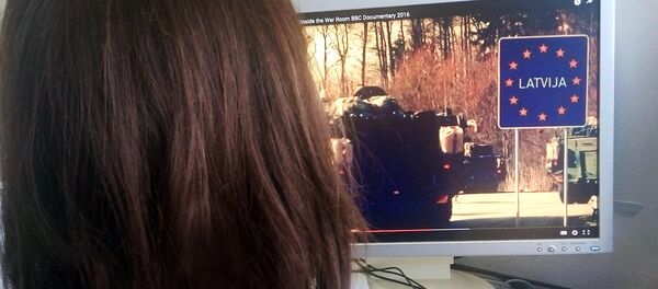 Просмотр документального фильма на компьютере - Sputnik Грузия