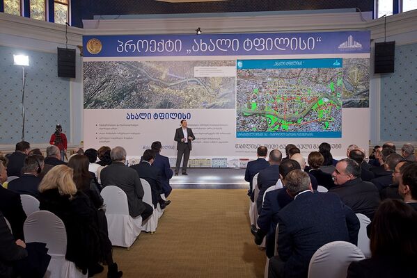 Представитель мэрии Тбилиси на презентации проекта Новый Тифлис рассказывает, как будет выглядеть проспект Агмашенебели после реконструкции. - Sputnik Грузия