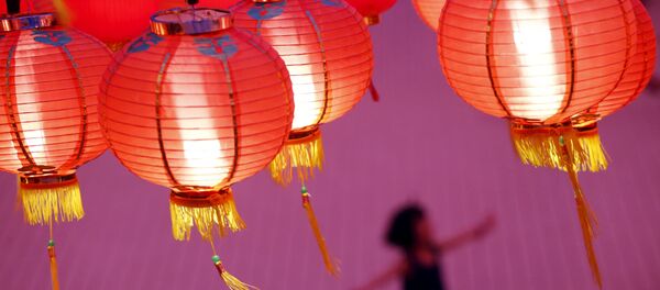Ребенок играет под фонарями в храме в Куала-Лумпур (Малайзия), украшенном к празднованию китайского Нового года. - Sputnik Грузия