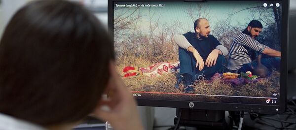 გოგონა ჯგუფ თუმანის კლიპს უყურებს - Sputnik საქართველო