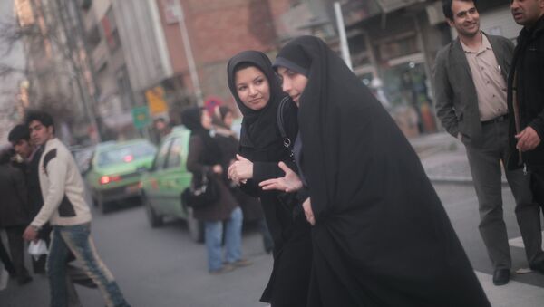 Жительницы Тегерана переходят улицу - Sputnik Грузия