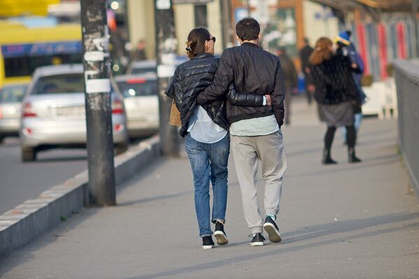 შეყვარებული წყვილები თბილისის ქუჩებში სეირნობენ და ქალაქის სილამაზით ტკბებიან. - Sputnik საქართველო