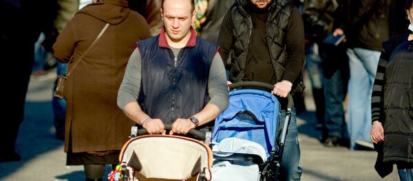 Отцы семейств - прогулка с детьми в зимний день. - Sputnik Грузия