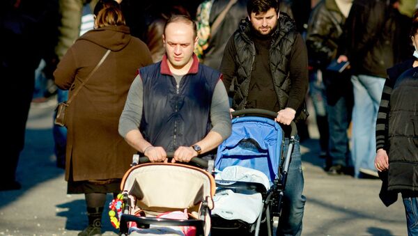 Отцы семейств - прогулка с детьми в зимний день. - Sputnik Грузия