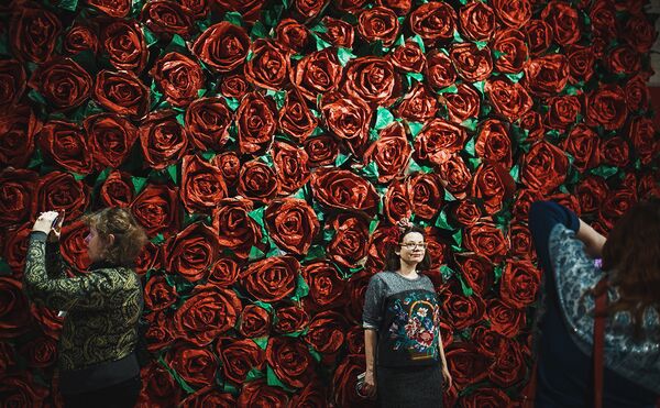 Посетители на открытии мультимедийного проекта Резо Габриадзе Необыкновенная выставка в Красном зале Музея Москвы. - Sputnik Грузия