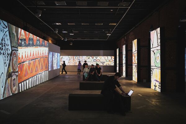 В огромном зале Музея Москвы картины Резо Габриадзе транслировались на стены. Так зрителю представлены около 600 работ мастера. - Sputnik Грузия