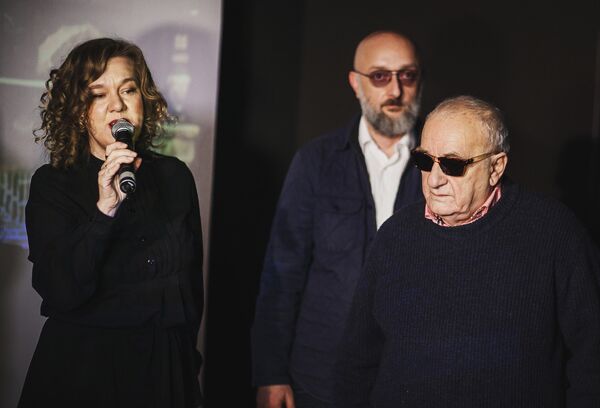 Грузинский художник, скульптор Резо Габриадзе (на первом плане, справа) на открытии мультимедийного проекта Необыкновенная выставка в Красном зале Музея Москвы. Слева направо на втором плане: генеральный директор Музея Москвы Алина Сапрыкина и сын Резо Габирадзе, куратор выставки Леван Габриадзе. - Sputnik Грузия