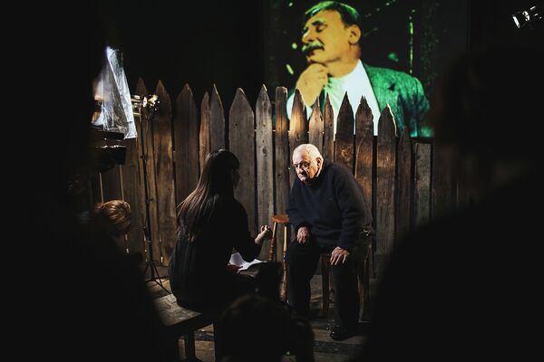 Резо Габриадзе беседует с журналистами в Музее Москвы, во время проведения Необыкновенной выставки. - Sputnik Грузия