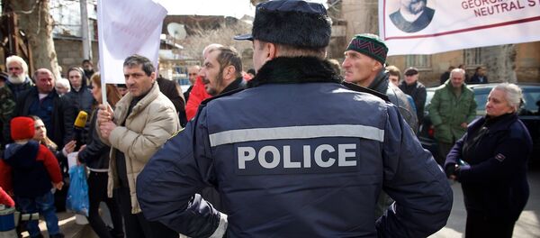 Участники акции протеста у президентского дворца в Тбилиси Участники акции протеста у президентского дворца в Тбилиси - Sputnik Грузия