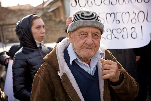 Один из участников акции протеста у здания дворца президента в Тбилиси. - Sputnik Грузия