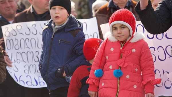 Дети принимают участие в акции у президентского дворца в Тбилиси. - Sputnik Грузия