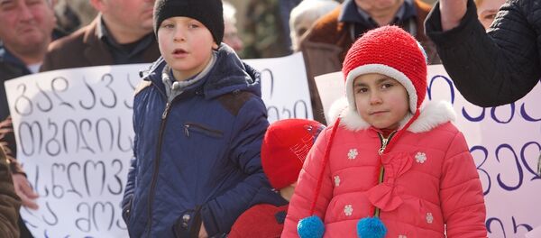 Дети принимают участие в акции у президентского дворца в Тбилиси. - Sputnik Грузия