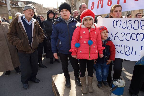 На акции протеста у президентского дворца собралось несколько десятков человек, среди них люди преклонного возраста и дети. - Sputnik Грузия