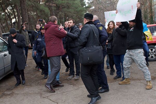 Сторонники Саакашвили преследуют представителей УКРОПа после их встречи со СМИ в столице Грузии. Сторонники Саакашвили преследуют представителей УКРОПа после их встречи со СМИ в столице Грузии. - Sputnik Грузия