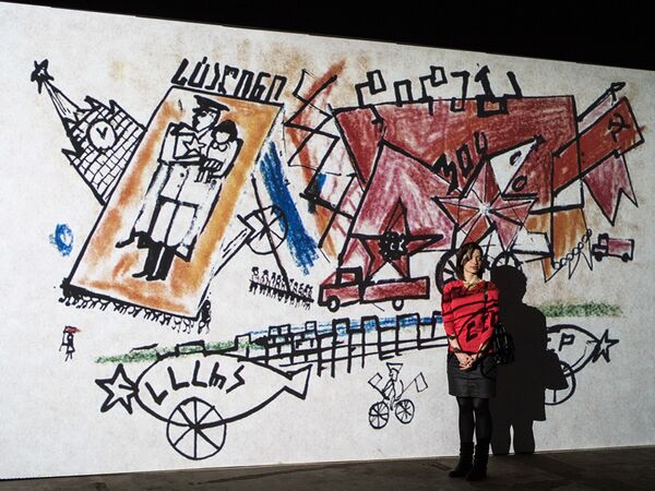 Посетительница фотографируется на память на фоне экспозиции на открытии мультимедийного проекта Резо Габриадзе Необыкновенная выставка в Москве. - Sputnik Грузия