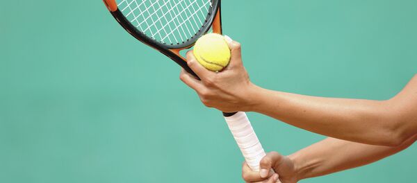 Ракетка и мяч в руках теннисистки - Sputnik Грузия