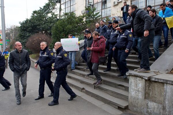 Сторонники Саакашвили преследовали представителей УКРОПа, пока те не покинули территорию у здания Общественного вещателя Грузии. Сторонники Саакашвили преследовали представителей УКРОПа, пока те не покинули территорию у здания Общественного вещателя Грузии. - Sputnik Грузия