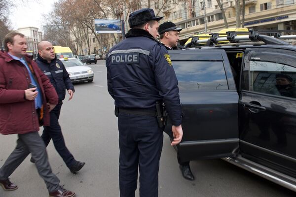 Сотрудники полиции усаживают представителей УКРОПа в машину. После этого протестующие сторонники Саакашвили разошлись. Сотрудники полиции усаживают представителей УКРОПа в машину. После этого протестующие сторонники Саакашвили разошлись. - Sputnik Грузия