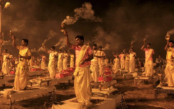 Индуистские священники держат ароматические лампы, выполняя древний ритуал, известный как Аарти. Так в Индии на берегу Сангэм в Аллахабаде проходит традиционный ежегодный религиозный фестиваль Magh Mela. - Sputnik Грузия