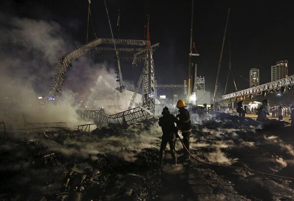 Индийские пожарные пытаются ликвидировать огонь - большой пожар возник в Мумбаи на месте проведения масштабного культурного мероприятия Сделано в Индии. - Sputnik Грузия