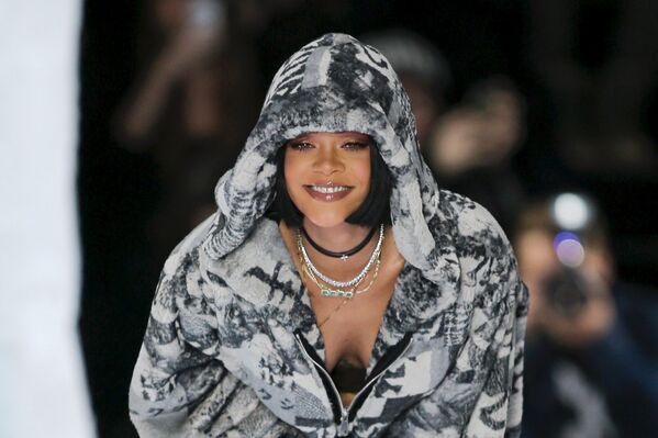 Певица Риханна (Rihanna) приветствует гостей после завершения своего шоу Fenty PUMA by Rihanna Fall/Winter 2016 collection в ходе проведения New York Fashion Week в Нью-Йорке, США. - Sputnik Грузия