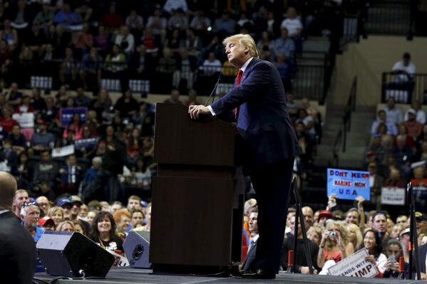 Кандитат в президенты США от республиканцев Дональд Трамп выступает на встрече в ходе своей избирательной кампании в Тампа, Флорида. - Sputnik Грузия