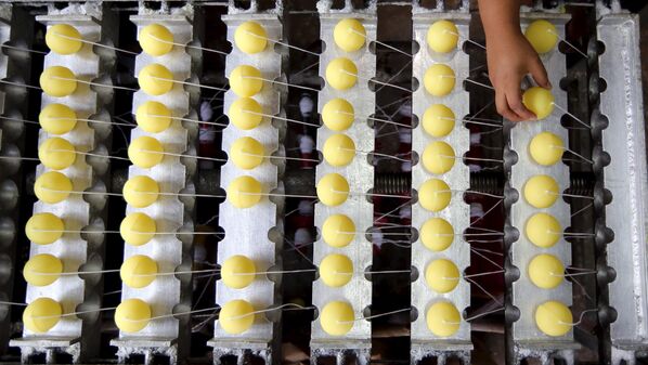 Женщина работает на фабрике по изготовлению ароматических свечей Цитронелла в Бразилии, которые используются для борьбы с комарами, разносящими вирус Зика. - Sputnik Грузия