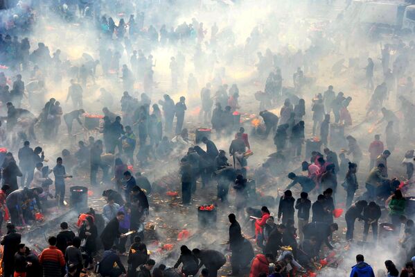 Люди в храме в Ухане празднуют пятый день наступления Нового года по китайскому календарю (провинция Хубей, Китай). - Sputnik Грузия