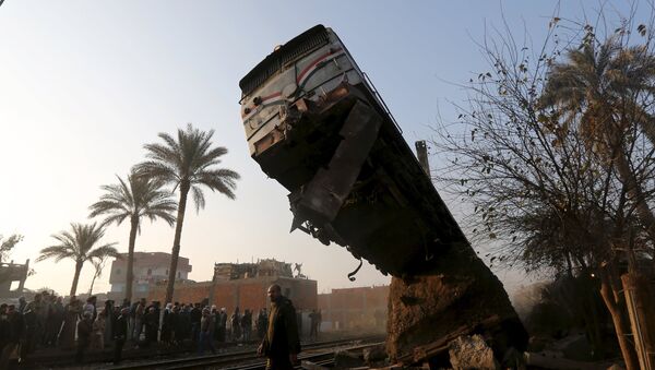 На месте крупной железнодорожной катастрофы в Бени Суэф, к югу от Каира. Местные жители собрались, чтобы посмотреть на последствия крушения поезда. - Sputnik Грузия