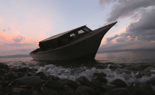 Одна из лодок, которую использовали мигранты, чтобы пересечь Эгейское море и попасть с турецкого побережья на греческий остров Лесбос. Фото сделано 21 ноября 2015 года. - Sputnik Грузия