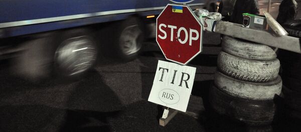 Украинские активисты блокируют движение российских фур во Львовской области - Sputnik Грузия