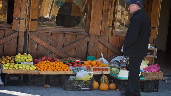 Уличная торговля фруктами и овощами - Sputnik Грузия