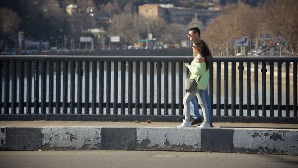 Молодые люди идут по тбилисской набережной - Sputnik Грузия