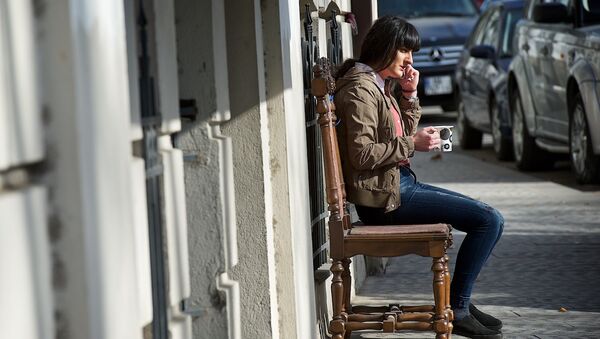 Девушка пьет кофе на улочке в центре Тбилиси. 15 февраля - Sputnik Грузия