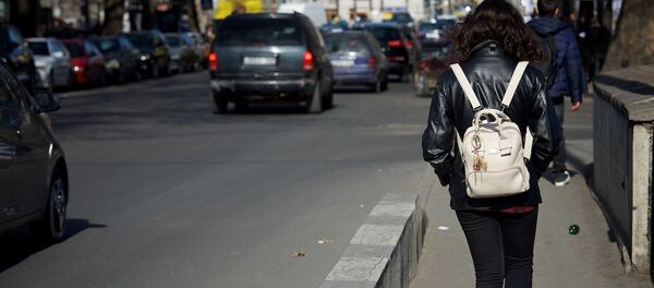 გოგონა სეირნობს თბილისის ქუჩებში - Sputnik საქართველო