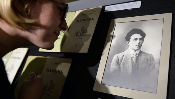 Посетительница выставки рассматривает портрет Осипа Мандельштама - Sputnik Грузия