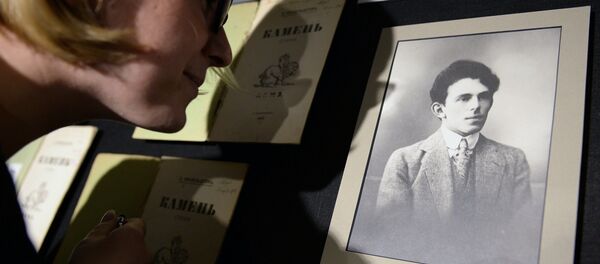 Посетительница выставки рассматривает портрет Осипа Мандельштама - Sputnik Грузия