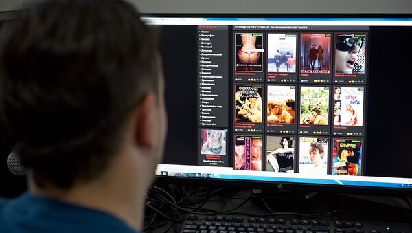 Мужчина рассматривает сайт с эротическим видео - Sputnik Грузия