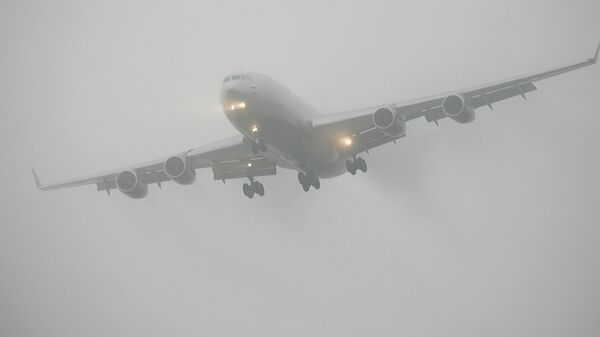 Самолет во время посадки во время тумана - Sputnik Грузия