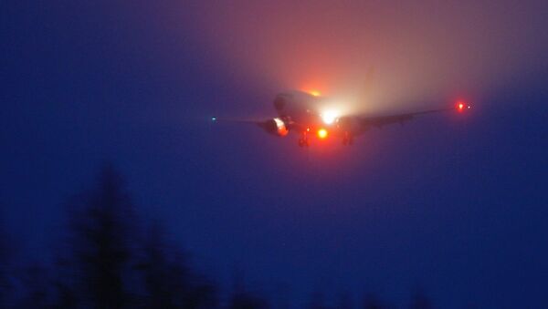 Самолет совершает посадку в тумане - Sputnik Грузия