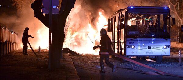 Пожарные готовятся ликвидировать огонь после взрыва в Анкаре. - Sputnik Грузия