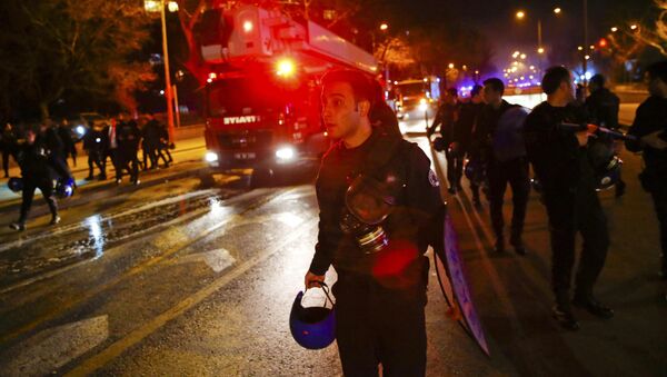 Пожарные машины и спасатели едут на место взрыва в Анкаре. - Sputnik Грузия